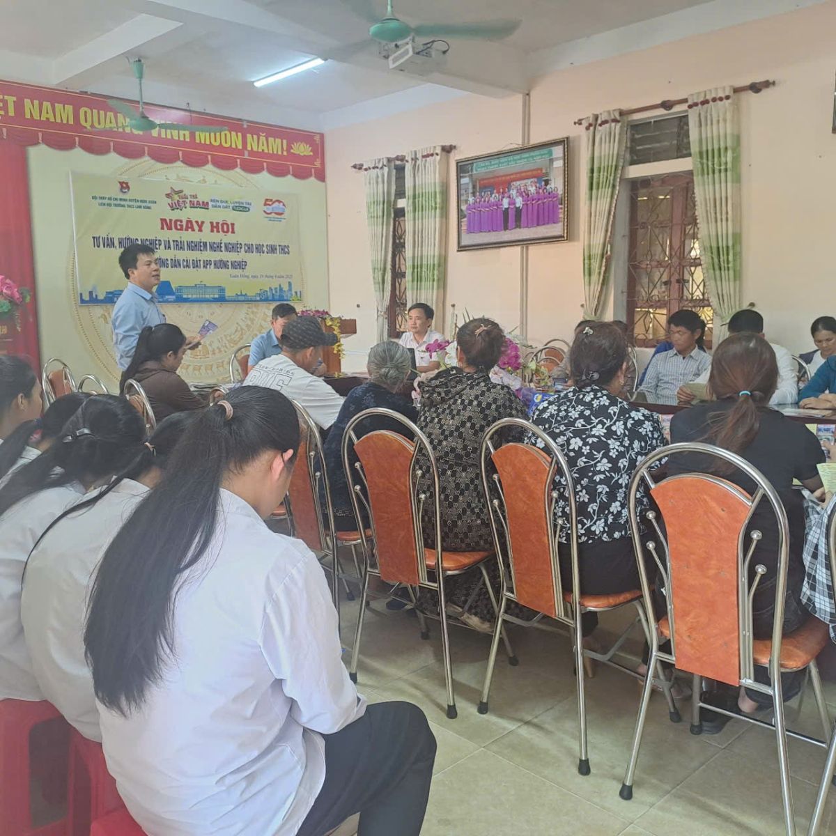 Trường THCS Lam Hồng tổ chức tư vấn, hướng nghiệp và Trải nghiệm nghề nghiệp cho học sinh lớp 9